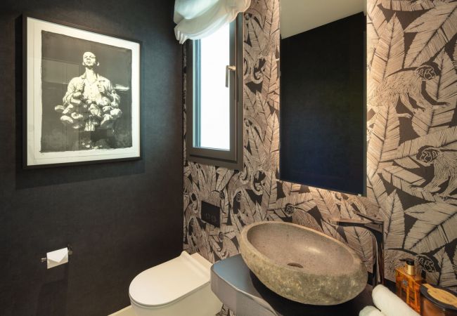Villa in Marbella - Luxury Villa with High Security, Pool & Jacuzzi