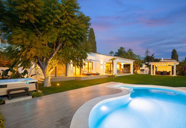 Villa in Marbella - Luxury Villa with High Security, Pool & Jacuzzi