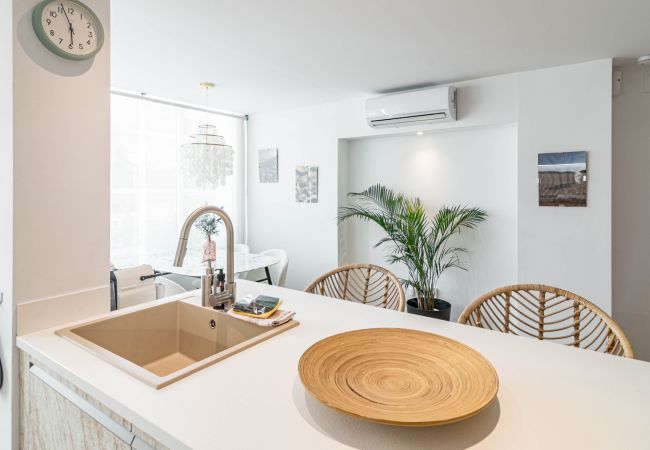 Appartement in Estepona - EAC3F- Modern & light apartment steps from the sea