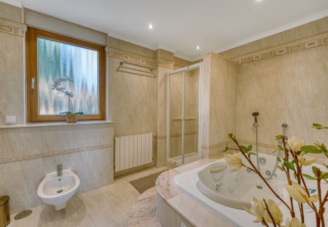 Villa in Marbella - 3077 Luxury Villa with Pool and Views in Elviria, Villa in Marbella - 3077 Luxury Villa with Pool and Views in Elviria,