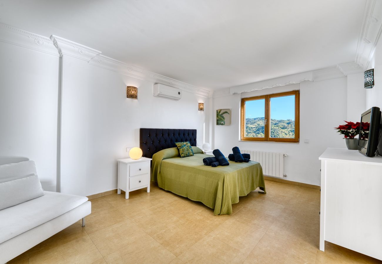 Villa in Marbella - 3077 Luxury Villa with Pool and Views in Elviria,