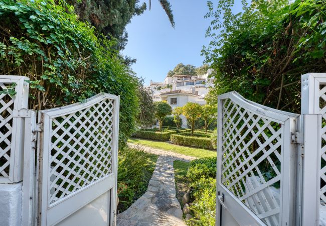 Appartement in Marbella - 2045 Golden Beach Apartment – Steps from the Sea