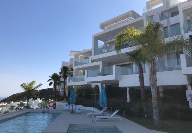 Appartement in Ojen - 3059 Luxury Escape with Sea Views in Palo Alto