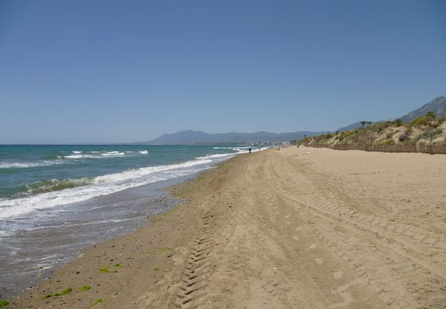 Villa en Marbella - Sea-View Villa with Heated Pool Near Marbella