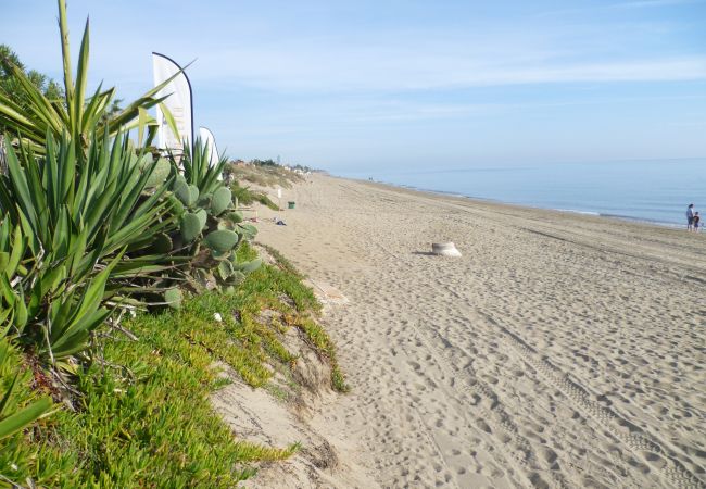 Villa en Marbella - Sea-View Villa with Heated Pool Near Marbella