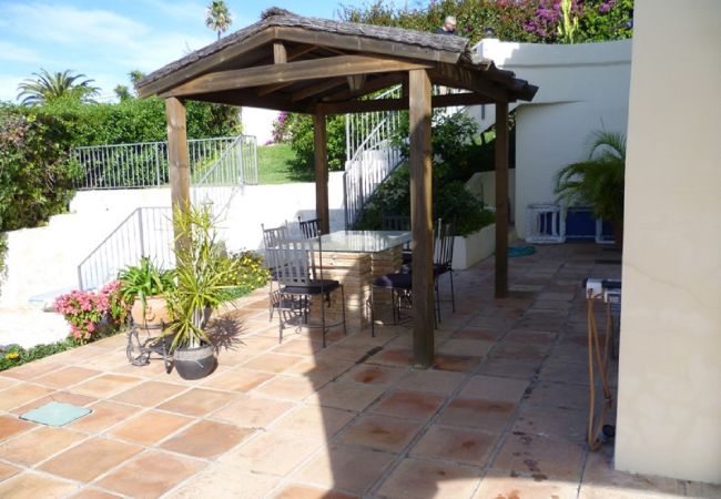 Villa en Marbella - Sea-View Villa with Heated Pool Near Marbella