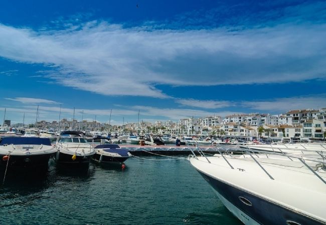 Villa en Marbella - Sea-View Villa with Heated Pool Near Marbella