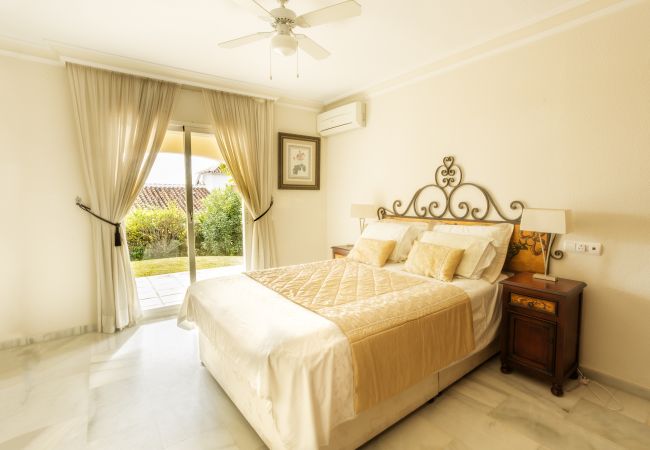 Villa en Marbella - Sea-View Villa with Heated Pool Near Marbella