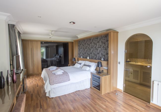 Villa en Marbella - Sea-View Villa with Heated Pool Near Marbella