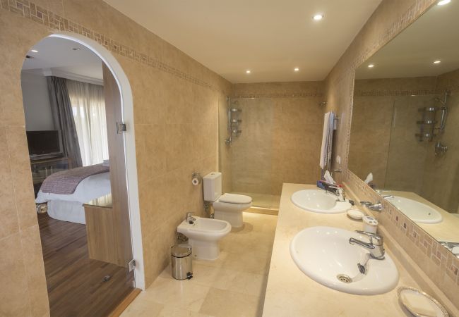 Villa en Marbella - Sea-View Villa with Heated Pool Near Marbella