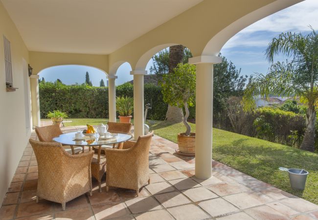 Villa en Marbella - Sea-View Villa with Heated Pool Near Marbella