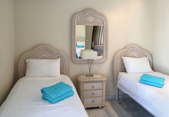 Villa en Marbella - Sea-View Villa with Heated Pool Near Marbella