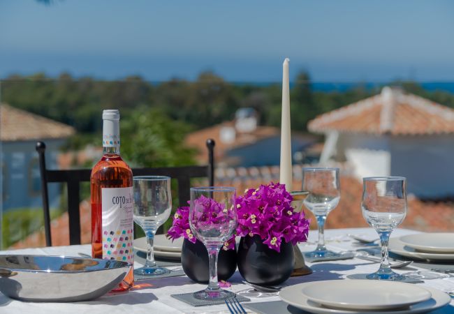 Villa en Marbella - Sea-View Villa with Heated Pool Near Marbella