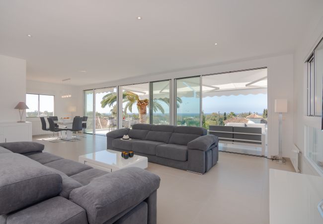 Villa en Marbella - Sea-View Villa with Heated Pool Near Marbella