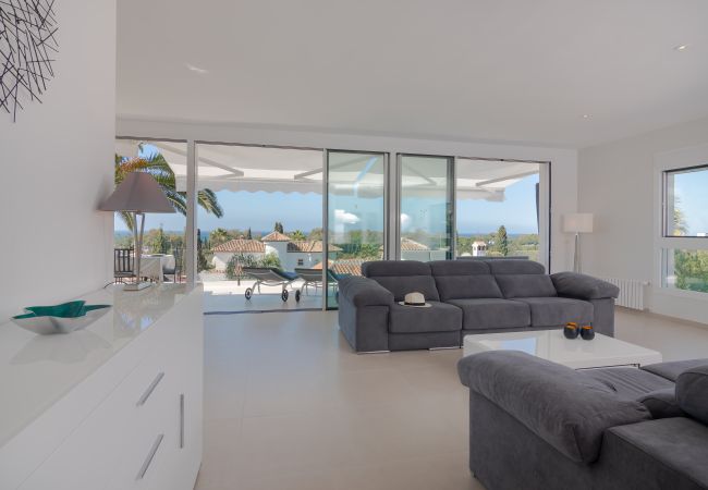 Villa en Marbella - Sea-View Villa with Heated Pool Near Marbella