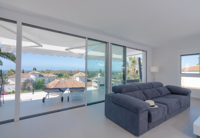 Villa en Marbella - Sea-View Villa with Heated Pool Near Marbella