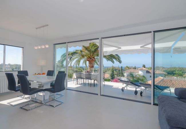Villa en Marbella - Sea-View Villa with Heated Pool Near Marbella