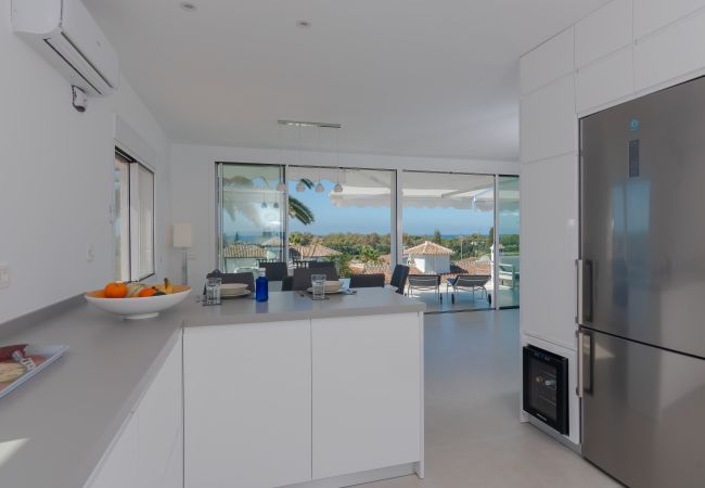 Villa en Marbella - Sea-View Villa with Heated Pool Near Marbella