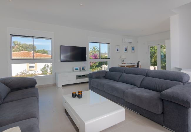 Villa en Marbella - Sea-View Villa with Heated Pool Near Marbella