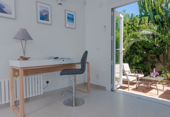 Villa en Marbella - Sea-View Villa with Heated Pool Near Marbella