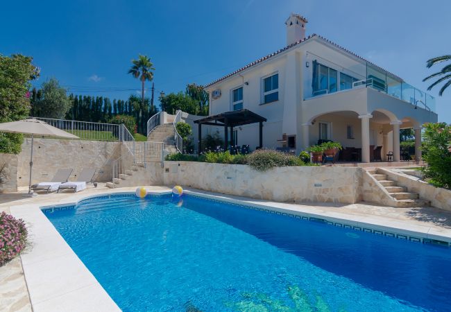 Villa en Marbella - Sea-View Villa with Heated Pool Near Marbella