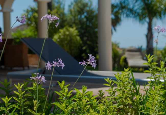 Villa en Marbella - Sea-View Villa with Heated Pool Near Marbella