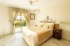 Villa en Marbella - Sea-View Villa with Heated Pool Near Marbella