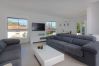 Villa en Marbella - Sea-View Villa with Heated Pool Near Marbella