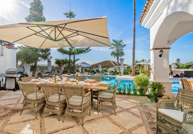 Villa en Marbella - Super Andalusian Villa Near Beach with Heated Pool