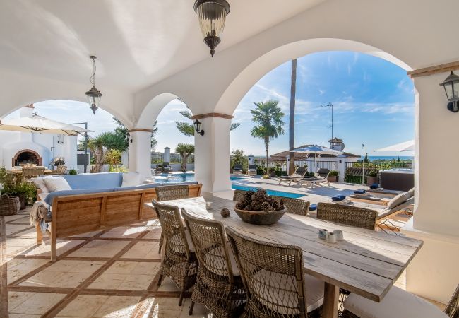 Villa en Marbella - Super Andalusian Villa Near Beach with Heated Pool