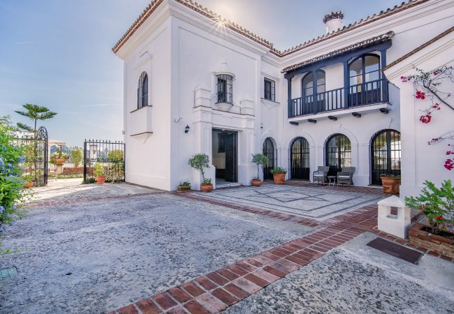 Villa en Marbella - Super Andalusian Villa Near Beach with Heated Pool