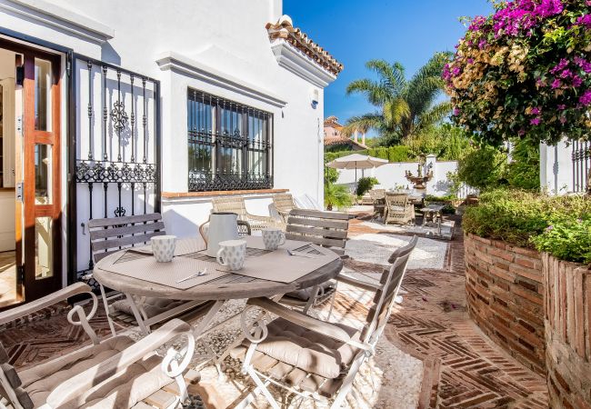 Villa en Marbella - Super Andalusian Villa Near Beach with Heated Pool
