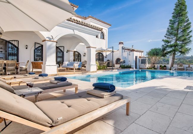 Villa en Marbella - Super Andalusian Villa Near Beach with Heated Pool
