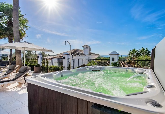 Villa en Marbella - Super Andalusian Villa Near Beach with Heated Pool