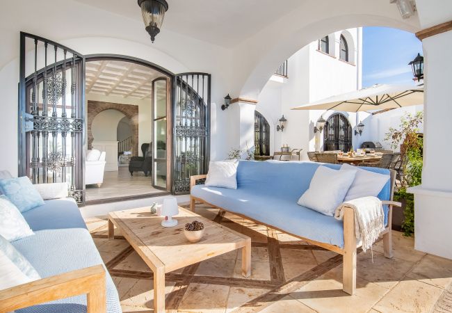 Villa en Marbella - Super Andalusian Villa Near Beach with Heated Pool
