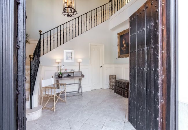 Villa en Marbella - Super Andalusian Villa Near Beach with Heated Pool