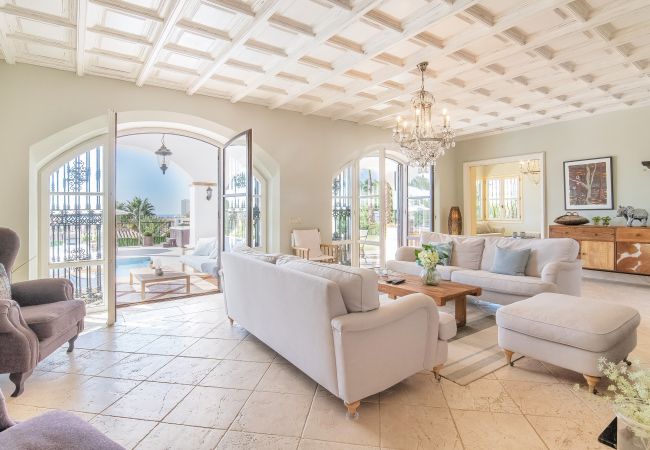 Villa en Marbella - Super Andalusian Villa Near Beach with Heated Pool