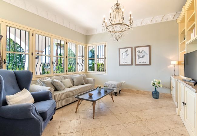 Villa en Marbella - Super Andalusian Villa Near Beach with Heated Pool