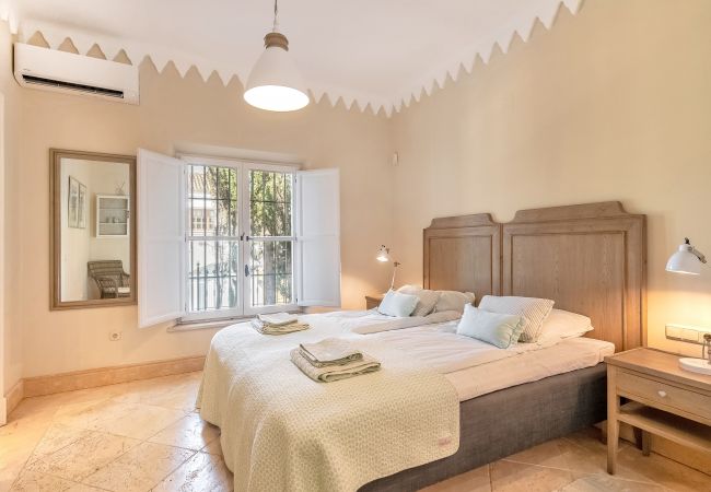 Villa en Marbella - Super Andalusian Villa Near Beach with Heated Pool