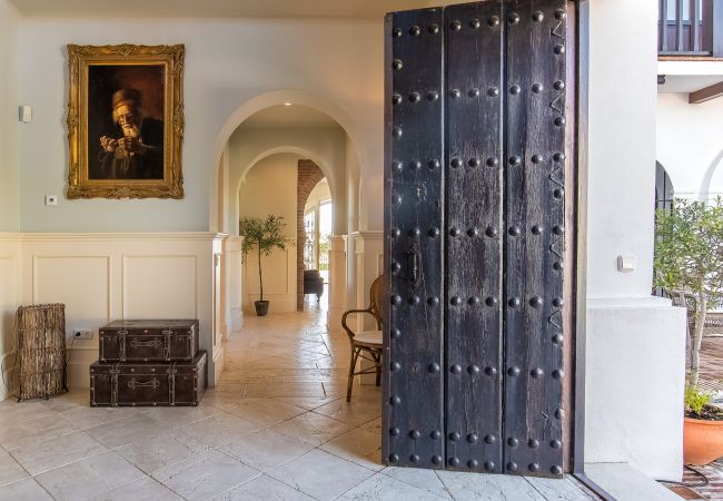 Villa en Marbella - Super Andalusian Villa Near Beach with Heated Pool