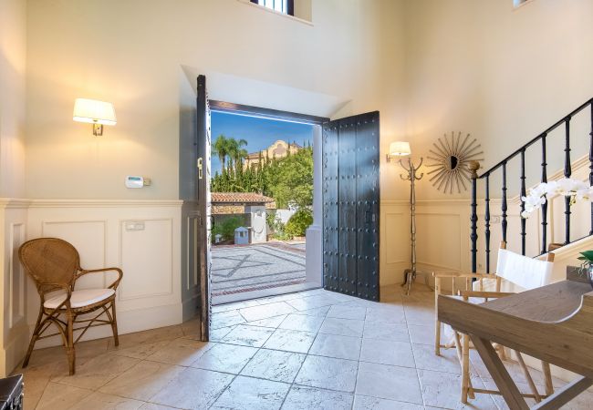 Villa en Marbella - Super Andalusian Villa Near Beach with Heated Pool
