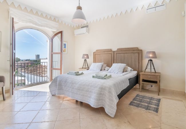 Villa en Marbella - Super Andalusian Villa Near Beach with Heated Pool