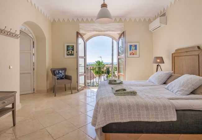 Villa en Marbella - Super Andalusian Villa Near Beach with Heated Pool