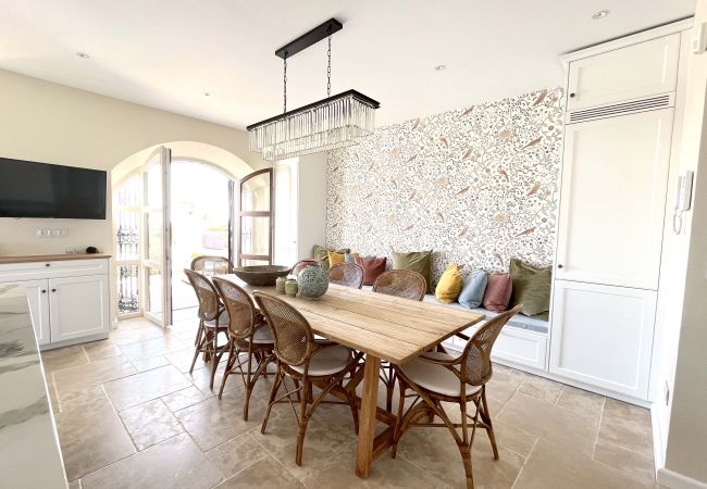 Villa en Marbella - Super Andalusian Villa Near Beach with Heated Pool