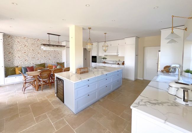 Villa en Marbella - Super Andalusian Villa Near Beach with Heated Pool