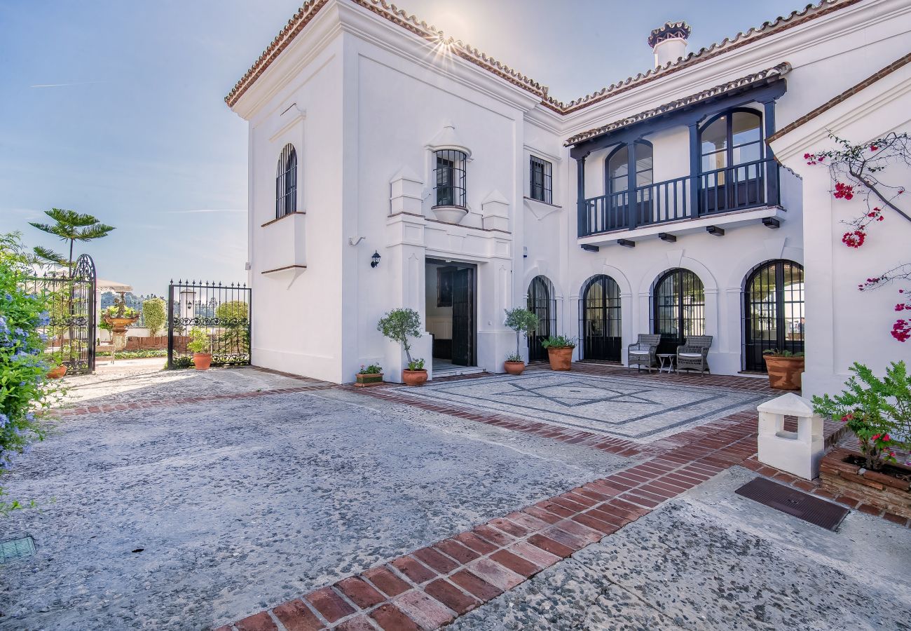 Villa en Marbella - Super Andalusian Villa Near Beach with Heated Pool