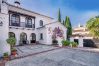 Villa en Marbella - Super Andalusian Villa Near Beach with Heated Pool