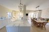 Villa en Marbella - Super Andalusian Villa Near Beach with Heated Pool