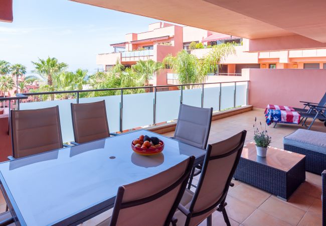 Apartamento en Estepona - Beachside Apartment with Pools & Terrace Views