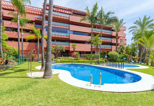 Apartamento en Estepona - Beachside Apartment with Pools & Terrace Views